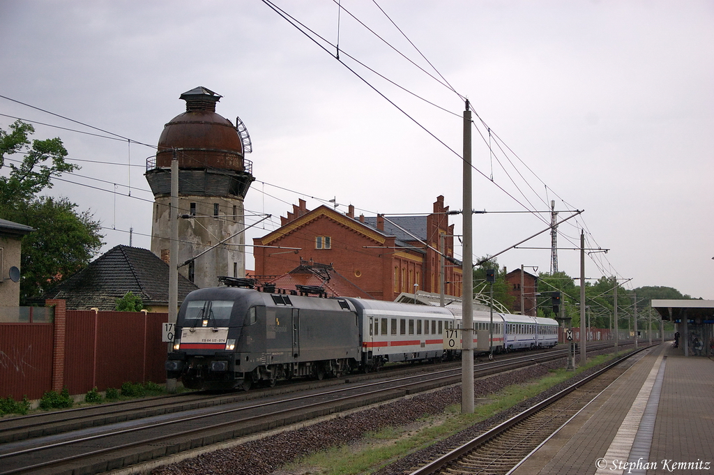 Es gibt sie doch noch die 182er der MRCE bei der DB. Hier ES 64 U2 - 074 (182 574-4) MRCE Dispolok GmbH f�r DB Fernverkehr AG mit dem EC 248  WAWEL  von Krakow Glowny nach Hamburg-Altona in Rathenow. 11.05.2012