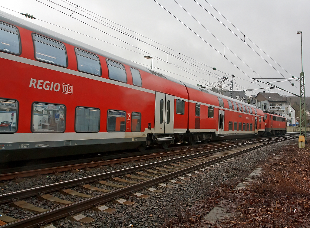 Es wird wieder Sandwich gefahren: Der RE 9 (Rhein-Sieg-Express) Aachen - Kln - Siegen, hat hier am 08.01.2012 den Bahnhof Betzdorf/Sieg verlassen und fhrt weiter in Richtung Siegen. Die Schublok ist 111 075-8 und die Zuglok ist 111 010. Es sind wohl wieder Loks fr diesen Einsatz frei.