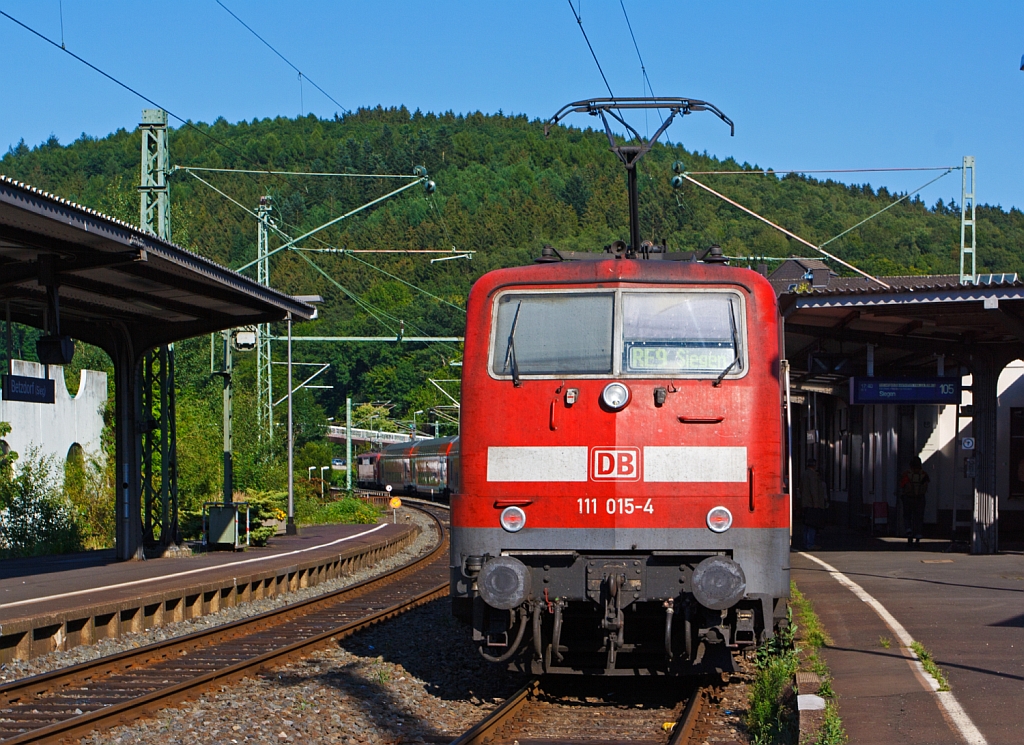 Es wird wieder im Sandwich gefahren, da die Talent 2 Probleme haben - Der RE 9 (Rhein-Sieg-Express) Aachen - Kln - Siegen ist am 10.08.2012 in den Bahnhof Betzdorf (Sieg) eingefahren, Zuglok ist 111 075-8 und Schublok die 111 015-4.