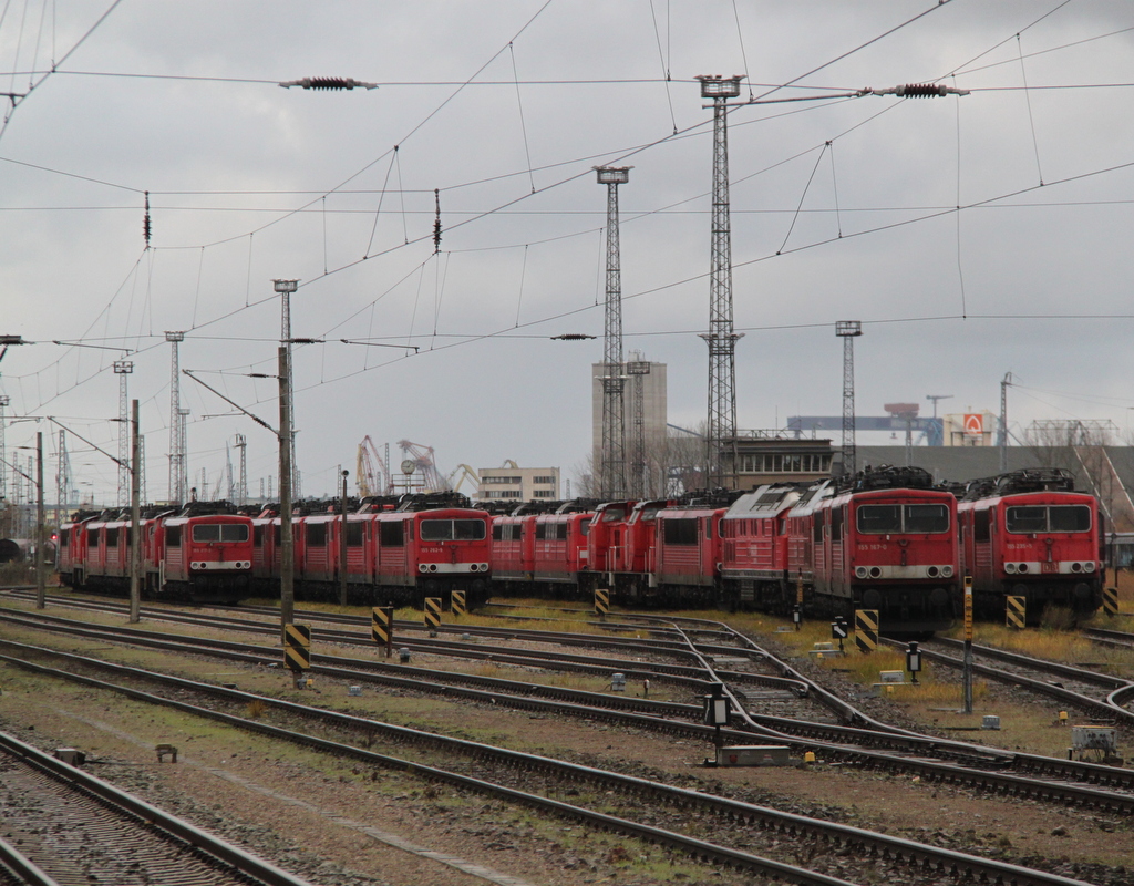 es wurde mal wieder ein bisschen umrangiert im Rostocker Seehafen die Dresdener 180er stehen nun wieder recht´s auen.30.11.2012