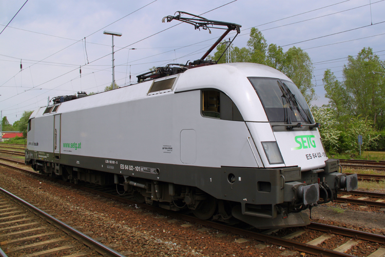 ES642 U2-101(182 601-5)Der Firma Raildox GmbH u Co.KG im Bahnhof Rostock-Bramow wenig spter ging es wieder zurck nach Stendal-Niedergrne.(14.05.2011)