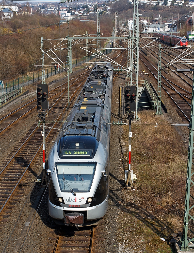 ET 23 001(3-teiliger Stadler Flirt) der Abellio Rail NRW kommt am 24.03.2012 von der Ruhr an die Sieg, hier kurz vor der Entstation Hbf Siegen. Er fhrt die Strecke Essen-Hagen-Siegen (RE 16 Ruhr-Sieg-Express). 