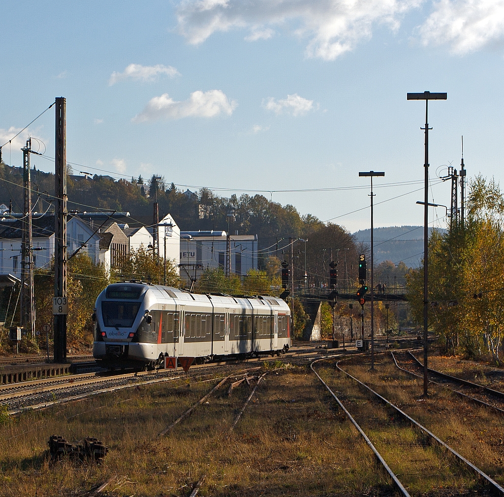 ET 23007 (3-teiliger Stadler Flirt) der Abellio Rail NRW fhrt am 28.10.2012 von Siegen-Weidenau weiter in Richtung Siegen Hbf davon. Er fhrt die Strecke Essen-Hagen-Siegen (RE 16 Ruhr-Sieg-Express). 