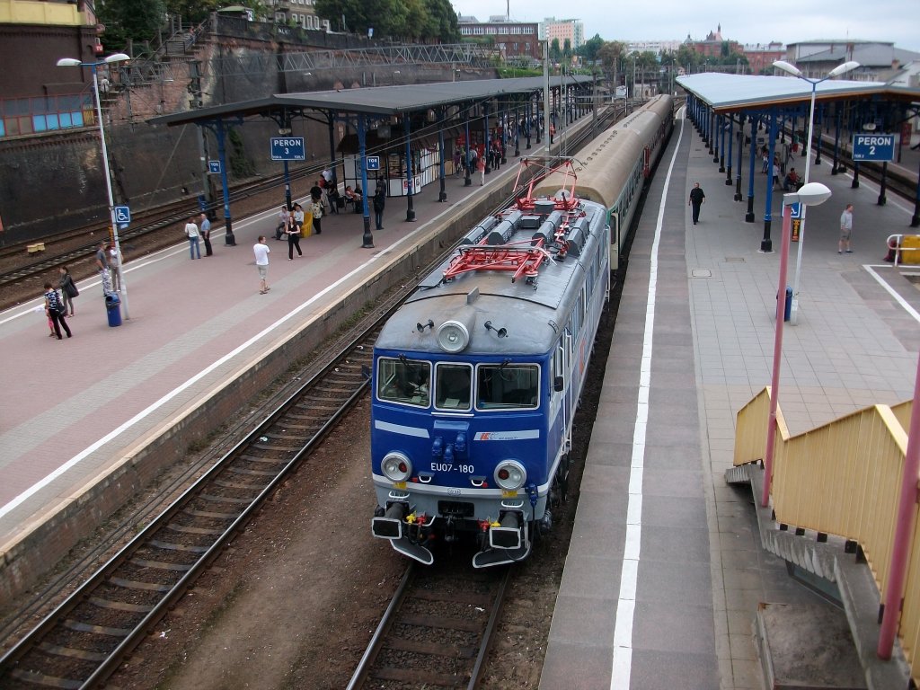 EU07-180 mit einem InterCity am 07.August 2010 vor der Abfahrt in Szczecin Glowny.