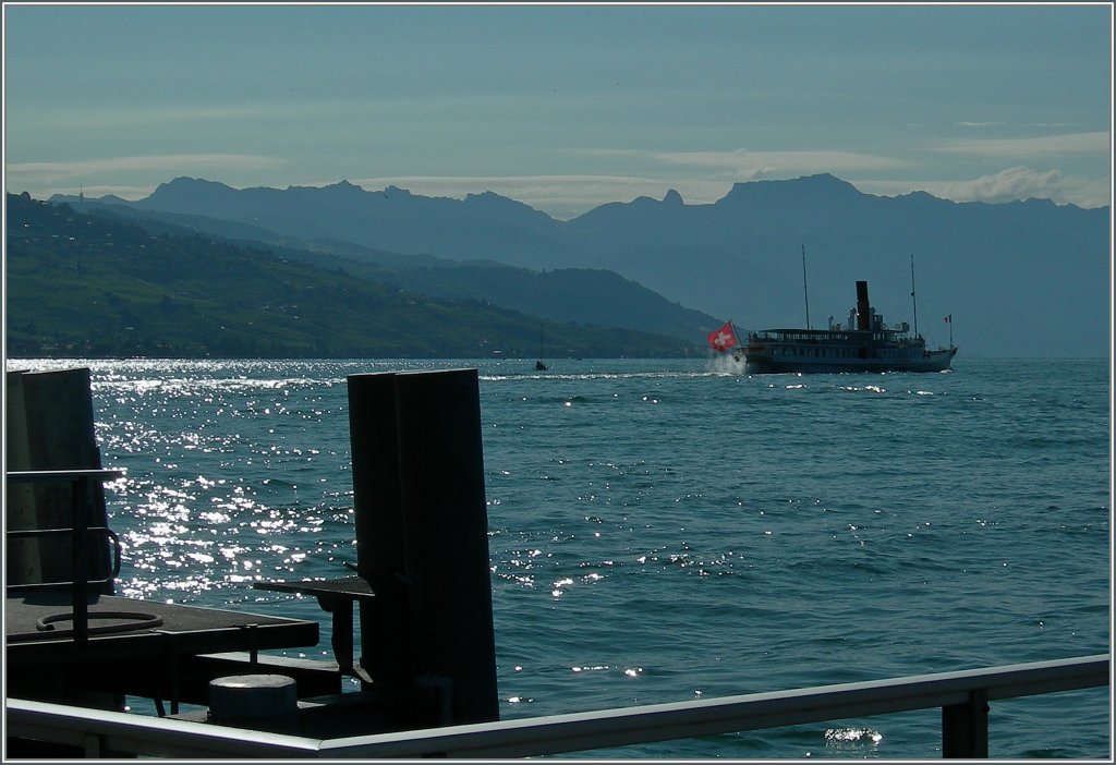 F�hrt der Sonne entgegen: ein Dampfschiff auf dem Lac L�man bei Lausanne.
17. Juli 2012