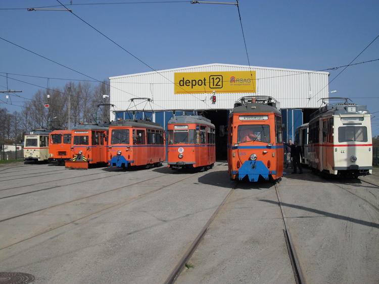 Fahrzeugparade am 17.04.10 vor dem Depot 12 in Rostock-Marienehe