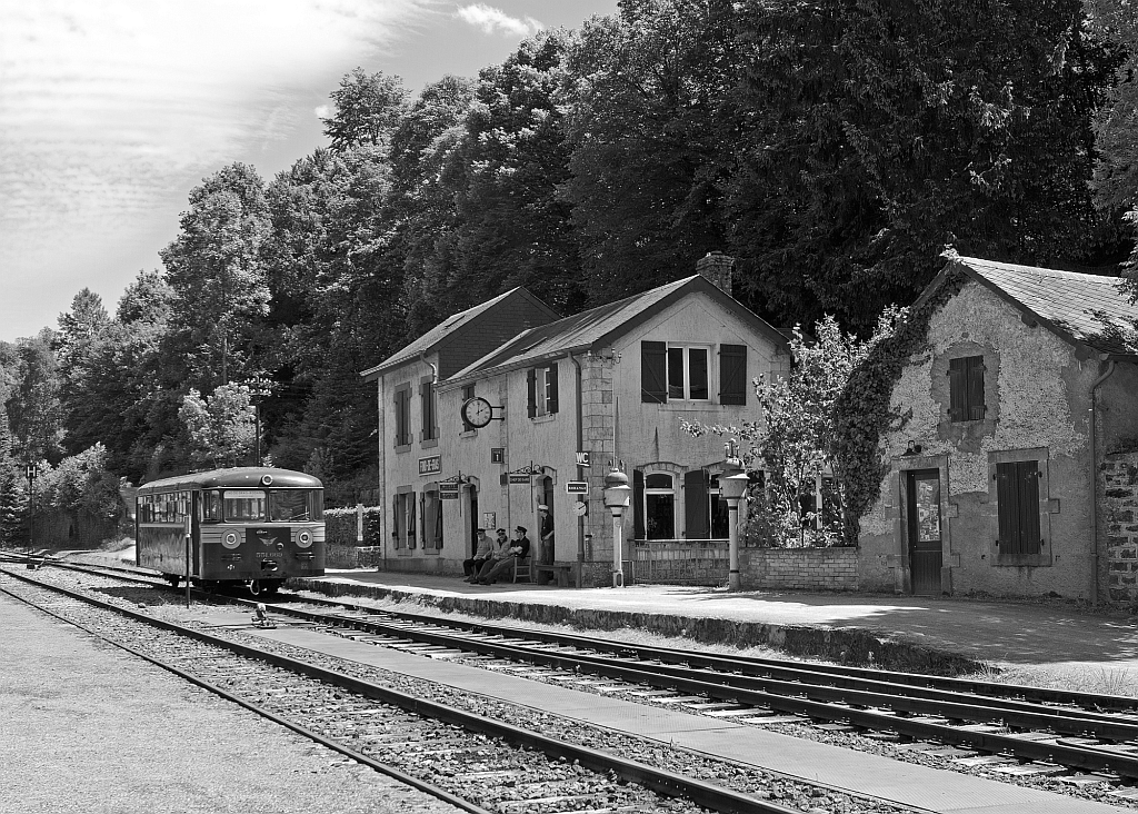 Faszination Museumsbahn - “Train 1900” in Fond de Gras 

Der wunderschne Museums-Bahnhof Fond de Gras am 16.06.2013, vor ihm steht der Uerdinger Schienenbus 551.669 (ex  Chemin de fer des trois Valles, Mariembourg, Belgien), ex DB 795 669-1, ex VT95 9669 zur nchten Abfahrt nach Ptange (Piteng).

Fond-de-Gras ist eine frhere Umladestation fr Eisenerz mit zugehrigen Betriebsanlagen an der Bahnstrecke Ptange –Bois Chtier. 