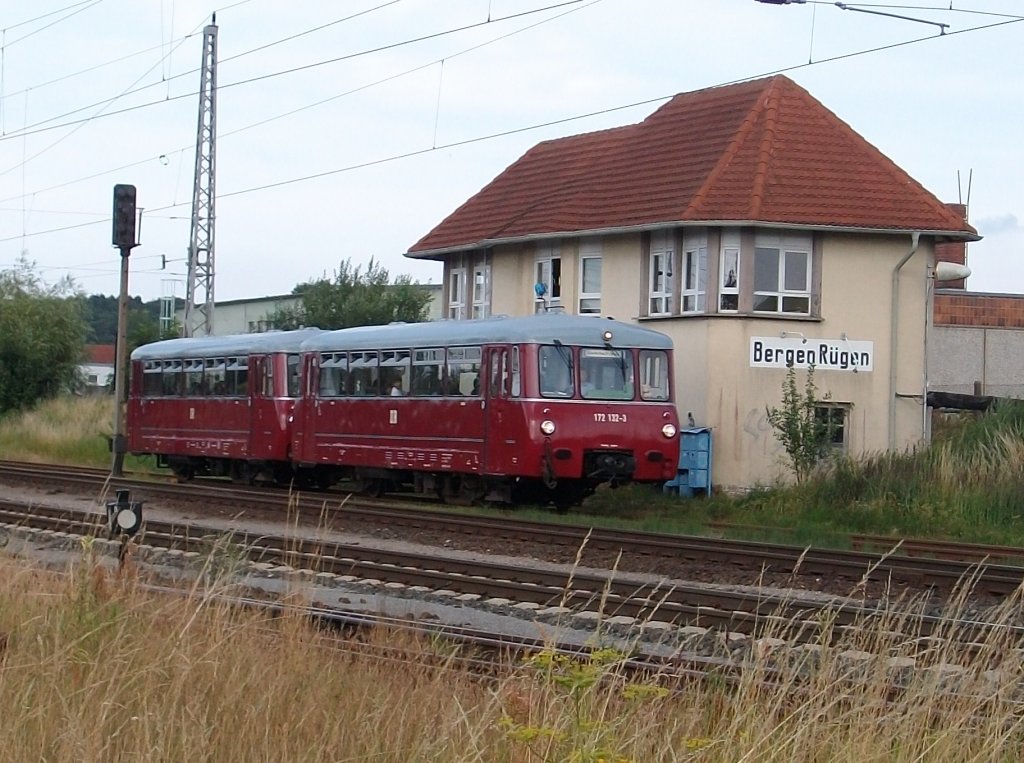 Ferkeltaxe am 23.Juli 2010 beim passieren des Weichenw�rterstellwerks W1 in Bergen/R�gen.