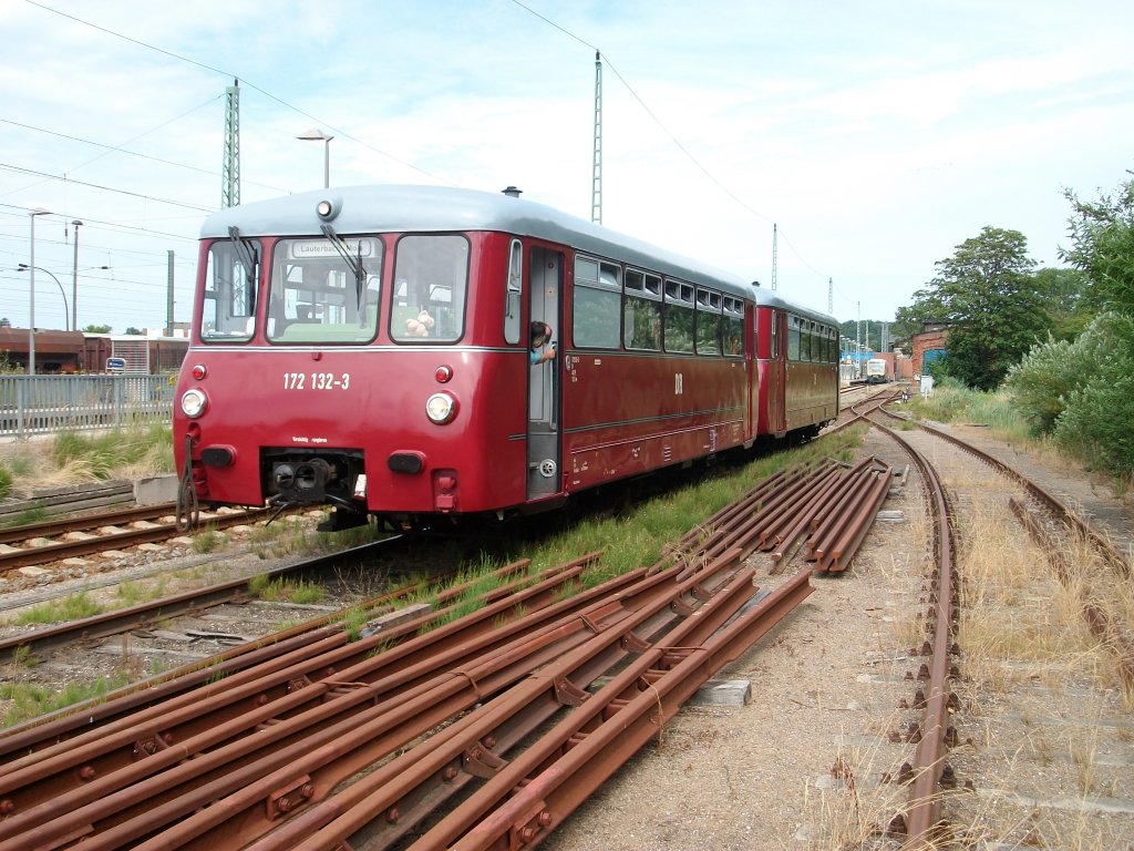 Ferkeltaxe fuhr am 22.Juli 2010 in Bergen/R�gen neben den alten Lokschuppen auf ein Abstellgleis.