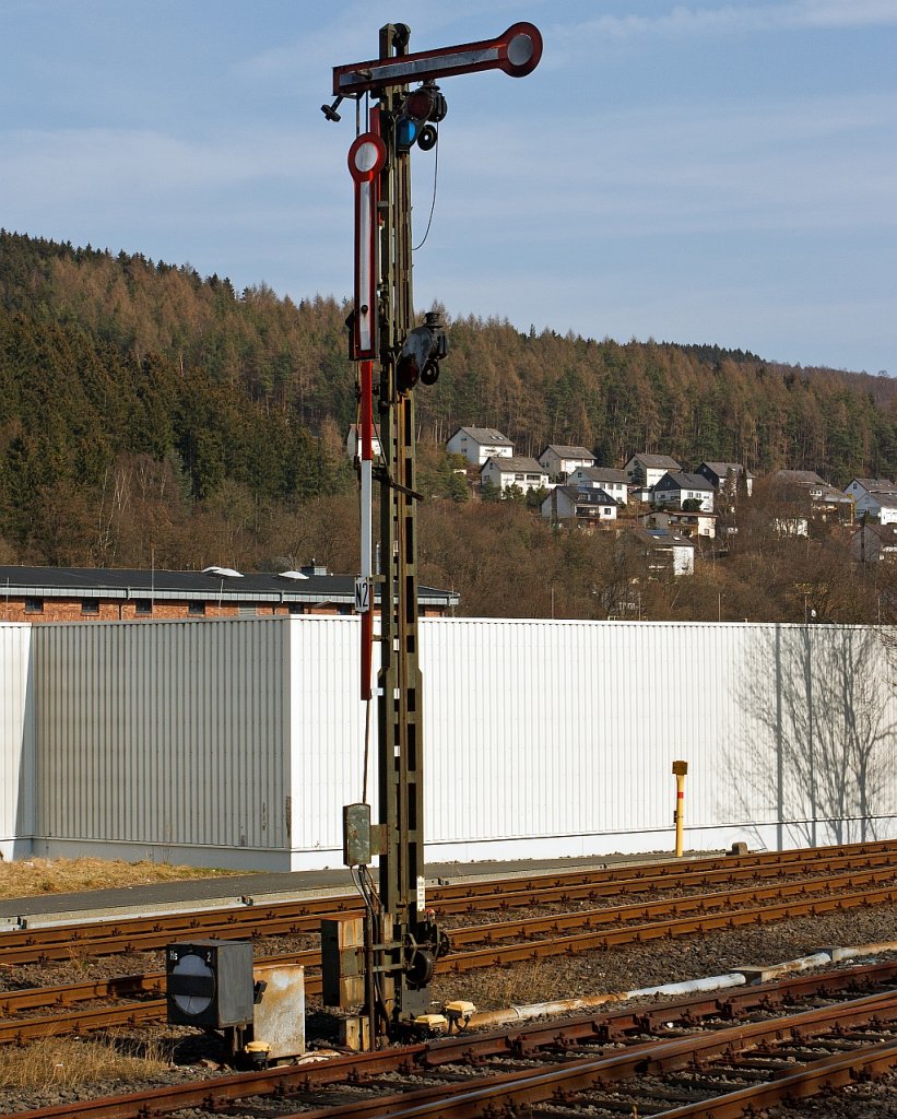 Form-Hauptsignal hier auf Hp 0 „Halt!“ und davor Schutzsignale in niedriger Ausfhrung (Speersignal) hier auf Sh 0 „Halt! Fahrverbot!“ , am 17.03.2012 in Herdorf.