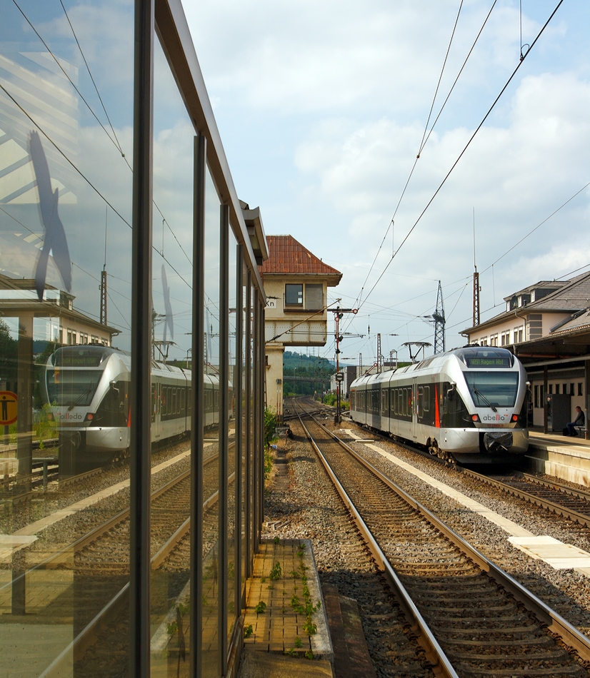 Gleich zweimal....
ET 23006 (3-teiliger Stadler Flirt) der Abellio Rail NRW am 10.07.2013 im Bahnhof Kreuztal. 
Er befhrt die KBS 440 (Ruhr-Sieg-Strecke) als RB 91 (Ruhr-Sieg-Bahn) die Verbindung Siegen-Hagen.
