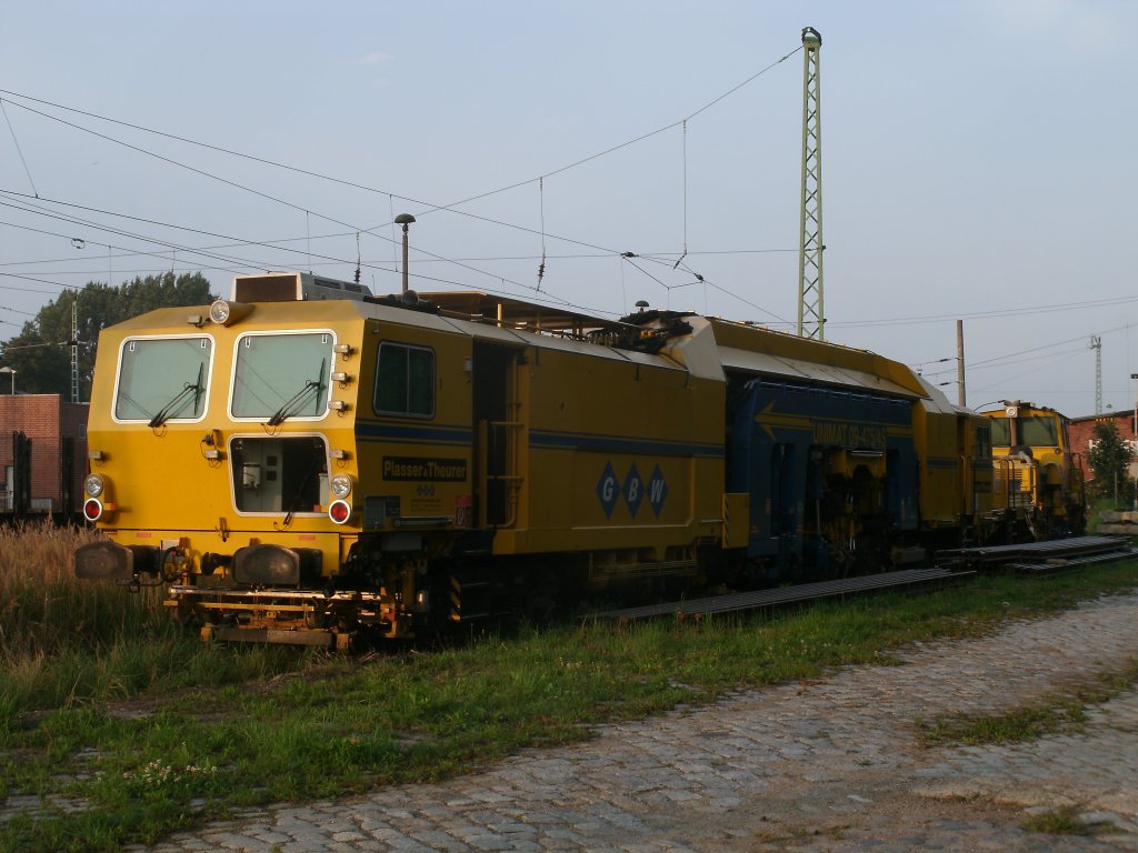 Gleisstopfmaschine Unimat 4S 09-475 von Plasser&Theurer,am 26.August 2011,am Morgen in Bergen/Rgen.