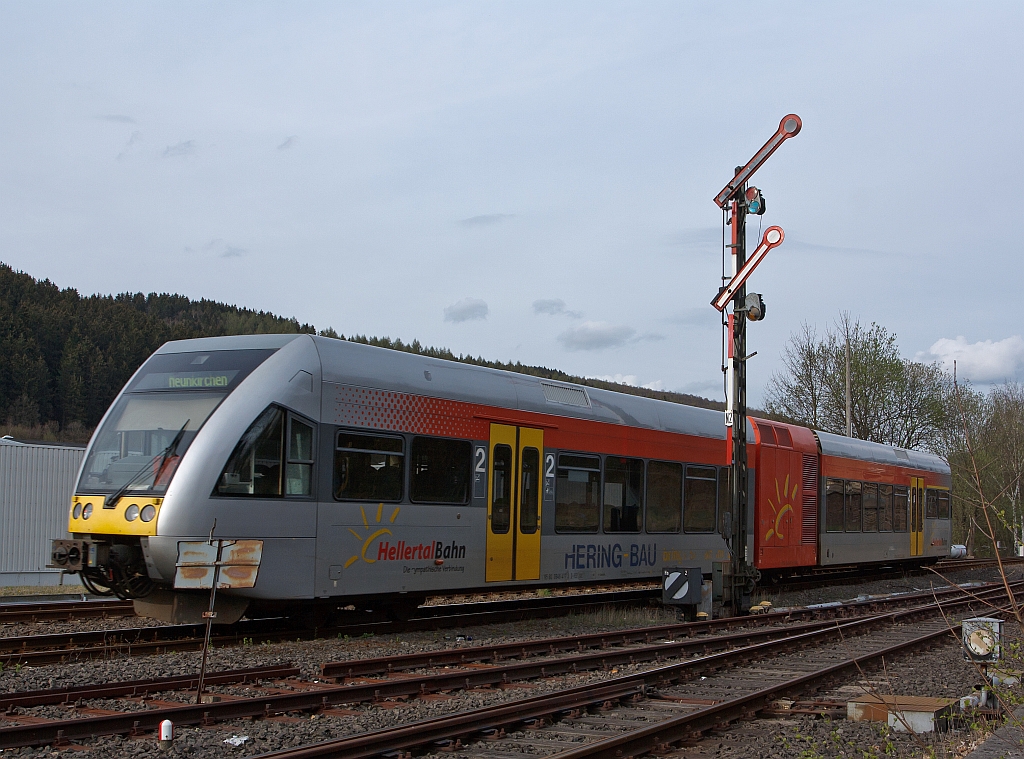 GTW 2/6 der Hellertahlbahn hat in Herdorf Hp 2 - Langsamfahrt, nun geht es weiter in Richtung Neunkirchen (11.04.2012).