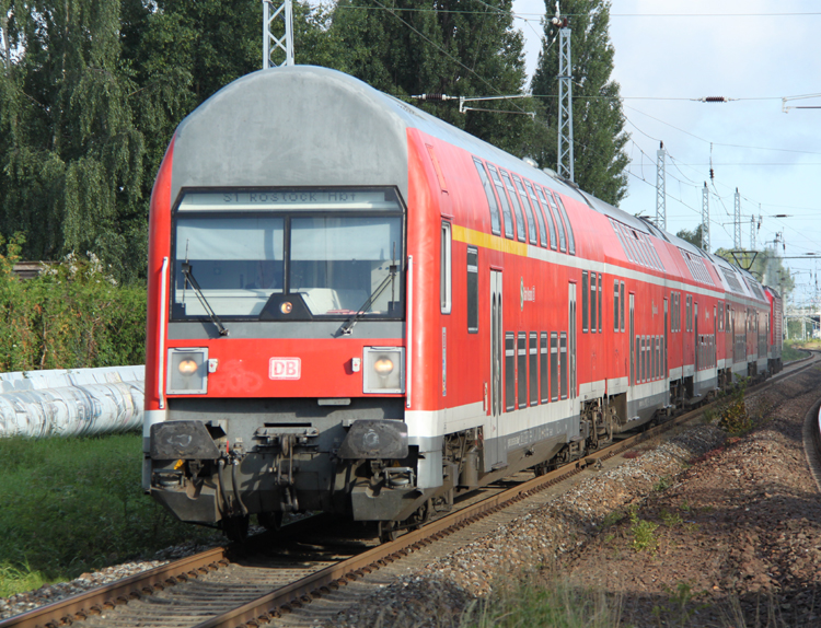 Hanse-Sail-Verstrker von Warnemnde nach Rostock Hbf bei der Einfahrt im Haltepunkt Rostock-Holbeinplatz.(16.08.2011)