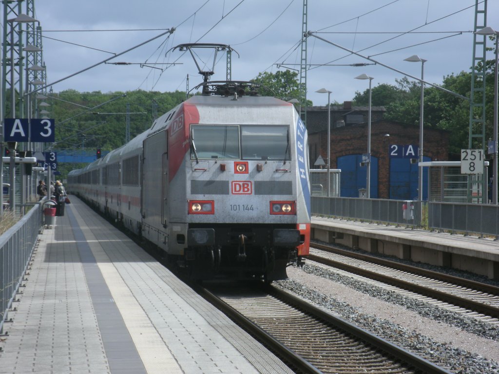 Hertha 101 144-4 mit dem IC 2213 Binz-Stuttgart,am 01.Juni 2012,beim Halt in Bergen/R�gen.