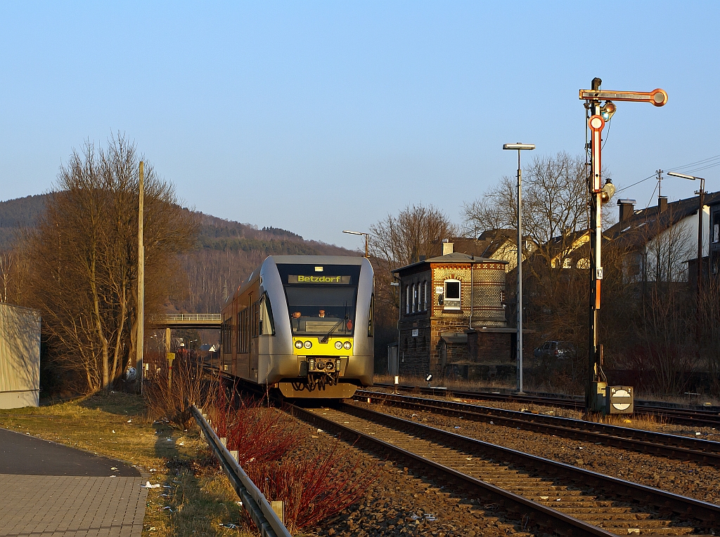 Heute am 31.01.2012 war es kalt, aber endlich noch mal die Sonne da, darum musste ich mal an die Strecke und um 16:08 den einen GTW 2/6 der Hellertalbahn hinter dem Stellwerk Herdorf Odt (Ho) einfangen.