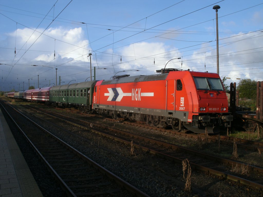 HGK 185 632 mit M�ller`s Saufzug abgestellt,am 08.Oktober 2011,in Bergen/R�gen.Der Zug fuhr,am 07.Oktober,nach Binz und tritt,am 09.Oktober,von Binz wieder die R�ckfahrt an.