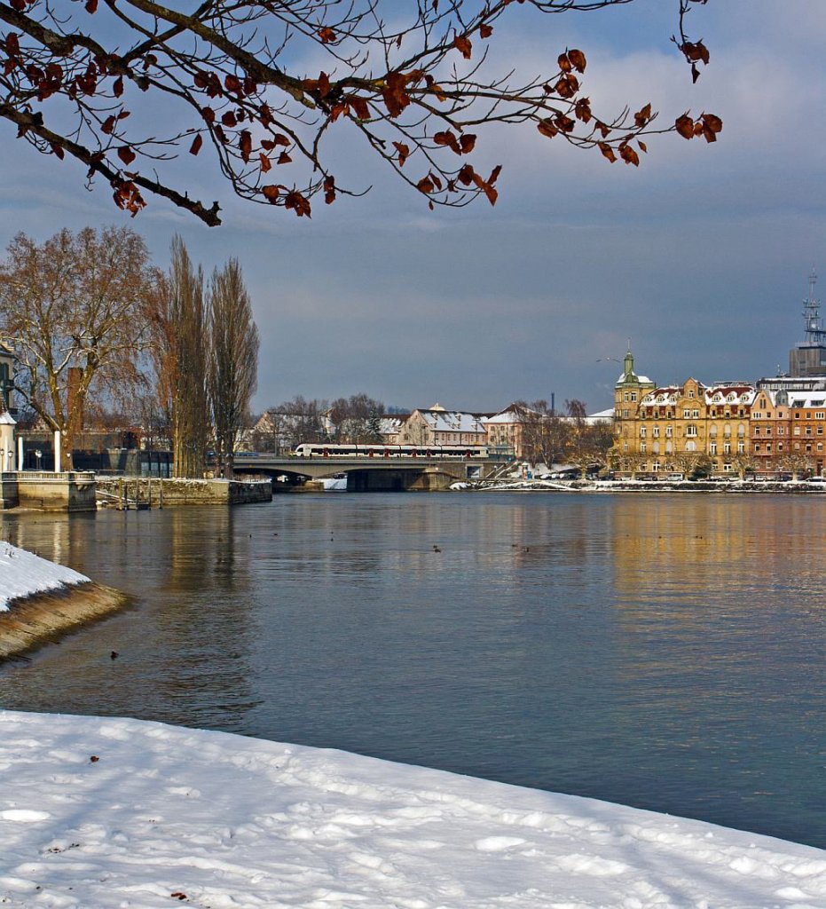 Hier das aus BB bekannte Bild, hier halt nur um 0,65 nach links gedreht:

Ein Seehas (ein Flirt RABe521 xxx der SBB GmbH (Deutschland)) am 08.12.2012 auf der Konstanzer Rheinbrcke kurz vor dem Erreichen seiner Endstation Konstanz. 
Die  seehas -Strecke Engen - Singen - Radolfzell - Konstanz wird von der  SBB GmbH (Deutschland) betrieben.
SBB GmbH (Deutschland) hat fr die seehas-Strecke 9 vierteilige Flirts der Bezeichnung RABe526 651-659 ab 2006 in Dienst genommen, mittlerweile sind sie umgezeichnet in RABe521 xxx, 
diese haben folgende Techn. Daten:
Lnge ber (automatischer) Kupplung: 74.078 mm
Achsanordnung: Bo‘2‘2‘2‘Bo‘
Dauerleistung: 2.000 kW
Hchstgeschwindigkeit: 160 km/h
