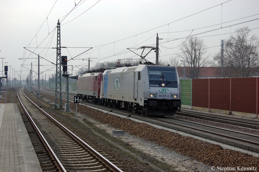 Hier ein kleiner ITL-Lokzug. Vorne die 185 677-2 Railpool im Dienst f�r die ITL und dahinter kalt die 189 800-6 MTEG die momentan auch f�r die ITL unterwegs ist. Beide sind ihr gerade in Rathenow und sind in Richtung Wustermark gefahren. 30.03.2011