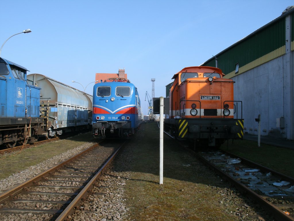 Hier ist LOCON-102 und die SRI 151 170-8,am 14.April 2013 zusammen auf einem Bild,daf�r ist die PRESS 346 020-3 nicht mit ganz auf dem Bild.Aufgenommen im Stralsunder Nordhafen.