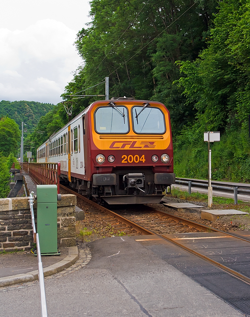 Hier meine Version von dem  Z2  (Srie 2000), dem 2004 auf der Fahrt nach Wiltz, hier ein paar Meter weiter (als bei Stefans Bild) am Bahnbergang in Kautenbach am 15.06.2013.