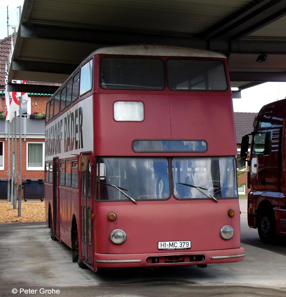 hier noch die Frontpartie des historischen Doppelstockbusses, der als Werbeobjekt fr Rder auf dem Gelnde der Fa. Grasdorf Wennekamp GmbH steht, fotografiert am 22.07.2012 in Sottrum

