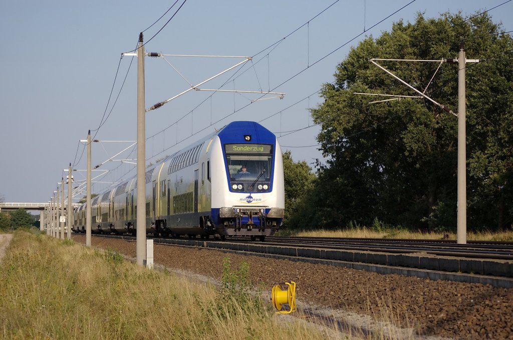 Hier der Zweite metronom Sonderzug nach Berlin 2010 zwischen Gro�wudicke und Rathenow auf der R�ckfahrt nach Bienenb�ttel. Bestehend aus 8 Waggons und der 146er  Rizzi-Lok  die den Sonderzug nach Hause schiebt. Netten Gru� zur�ck an den metronom Lokf�hrer. 21.08.2010