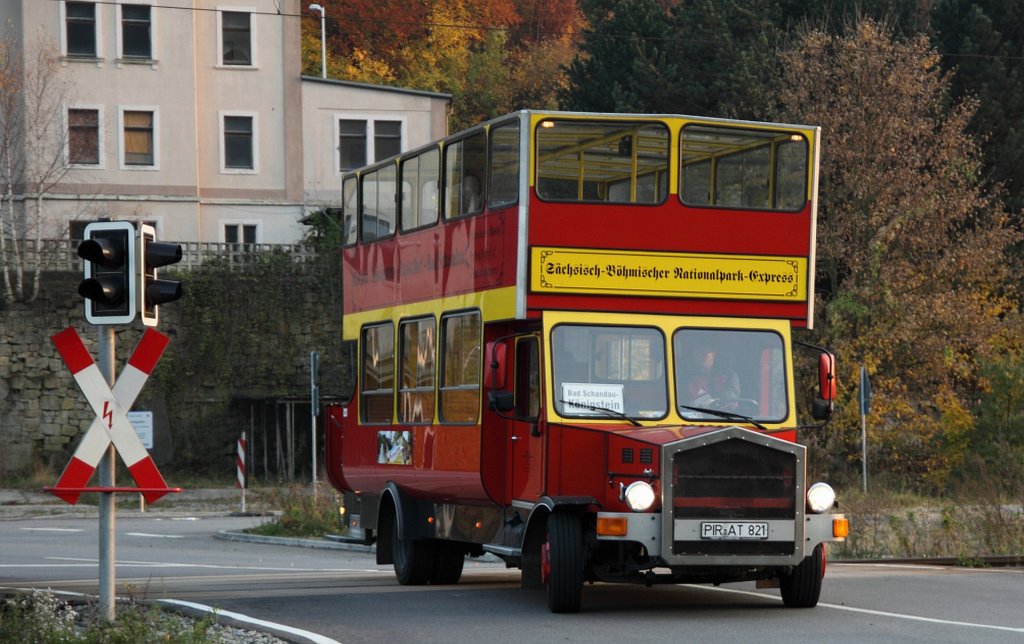 historischer Doppelstockbus MAN als Schsisch-bhmischer Nationalpark-Express, Frank Nuhn Freizeit und Tourismus Knigstein, fotografiert am Bahnbergang in Bad Schandau in der Schsischen Schweiz am 31.10.2011