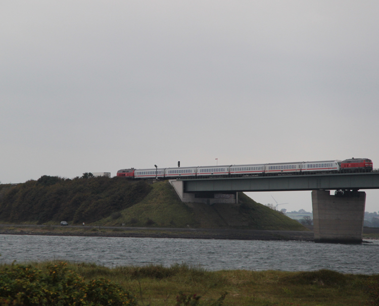 IC2221 von Fehmarn-Burg nach Frankfurt(Main)Hbf hat das Festland wieder erreicht.05.10.2011