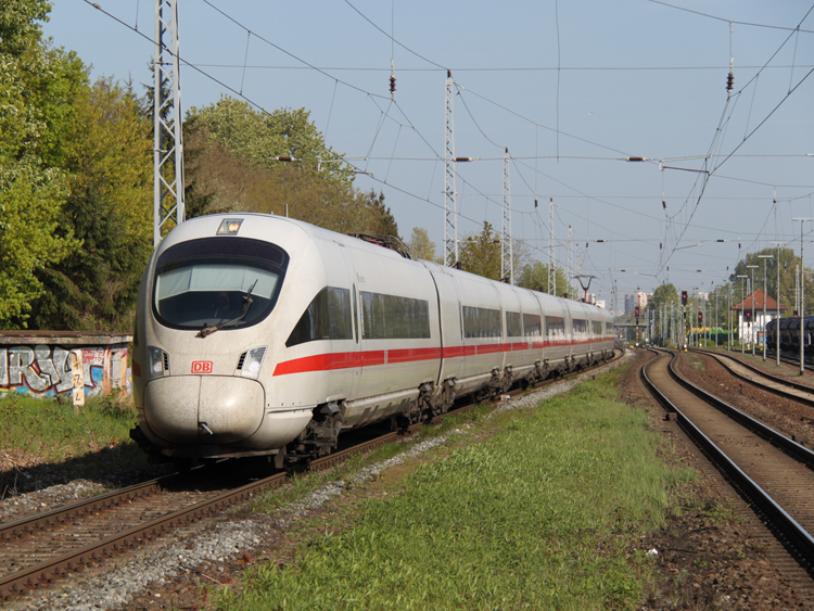 ICE 1611 von Warnemnde nach Mnchen Hbf bei der Durchfahrt im Bahnhof Rostock-Bramow um 09.10 Uhr.(07.05.2011)