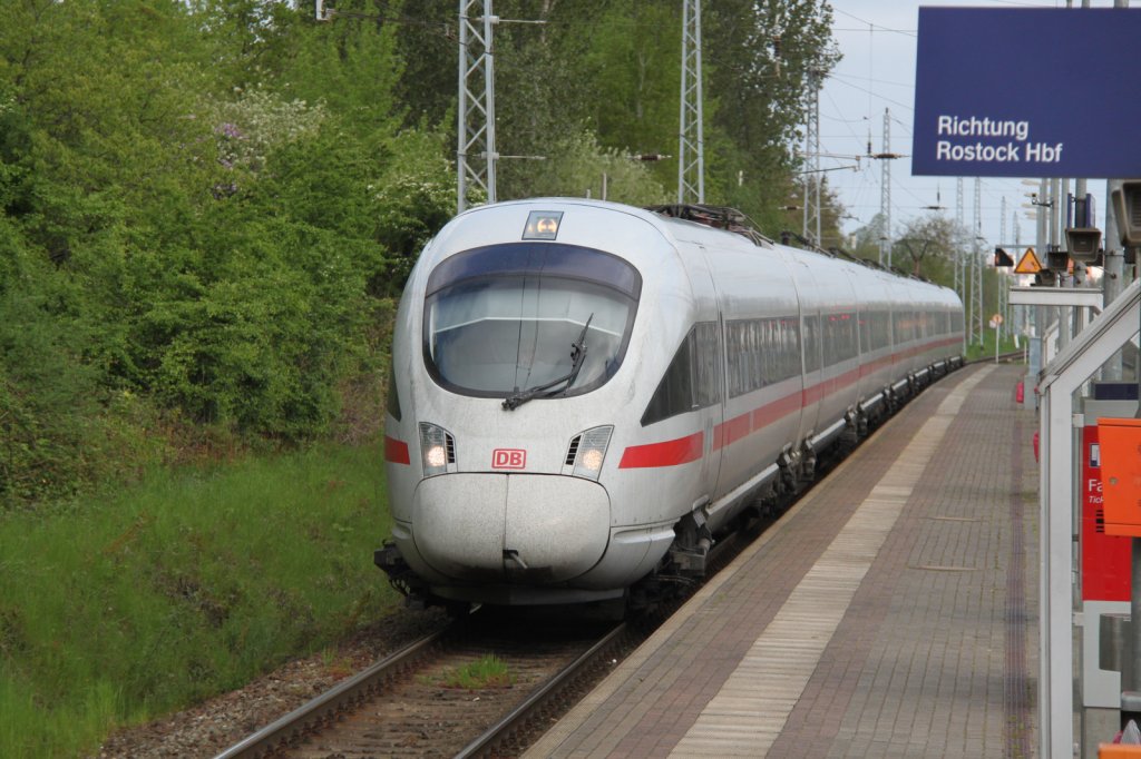 ICE 1611 von Warnemnde nach Mnchen Hbf kam am 12.05.2012 15 Minuten vor Plan durch Rostock-Bramow gefahren.