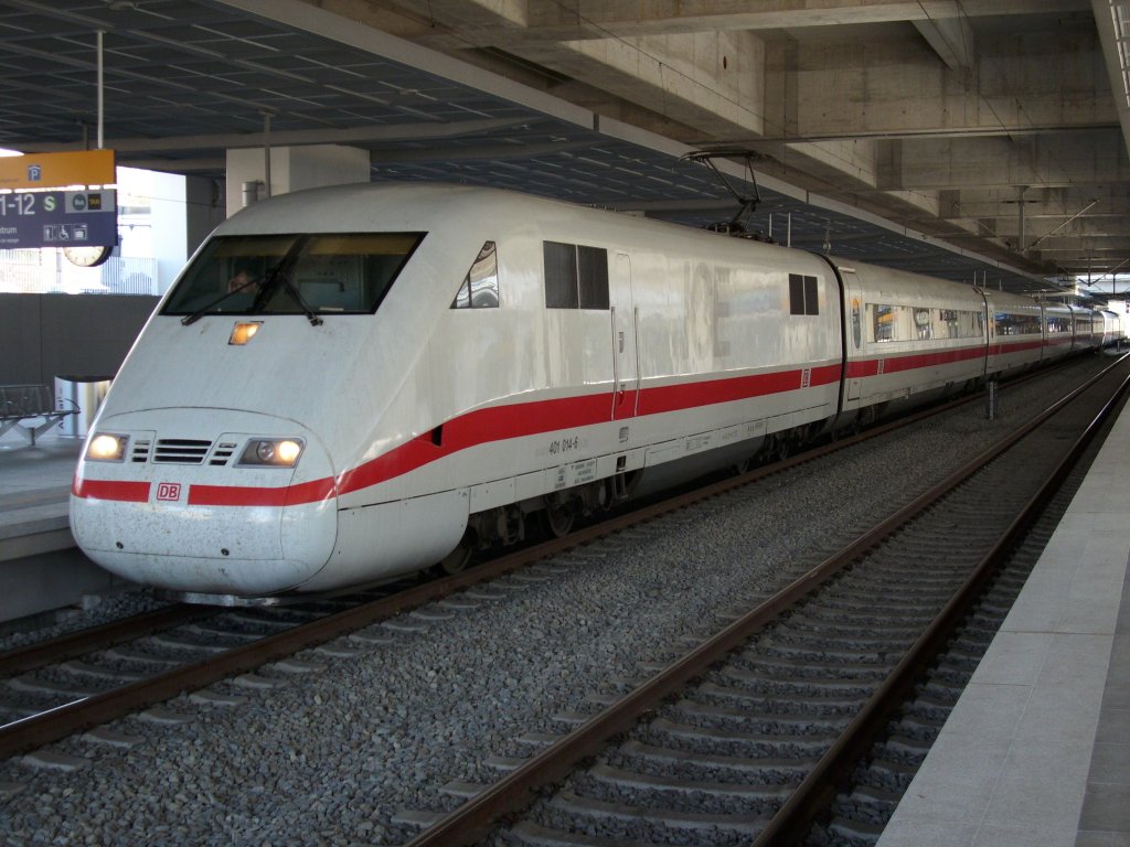 ICE 401 014 nach Hamburg Altona am 12.April 2009 in Berlin S�dkreuz.