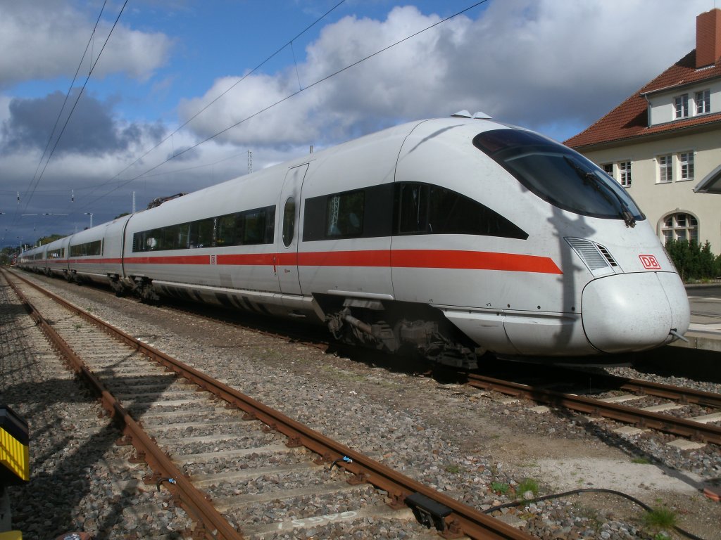 ICE 411 569 nach M�nchen am letzten ICE Einsatztag auf R�gen f�r 2011,am 08.Oktober 2011,in Binz.