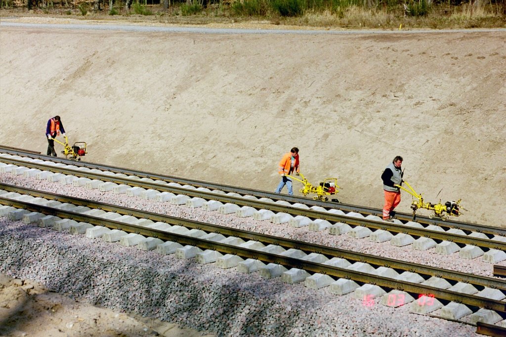 ICE Neubaustrecke Kln Frankfurt whrend der Bauphase. Gleisbauarbeiten am Streckengleis vom Flughafenbahnhof Kln/Bonn in Richtung Kln Hbf kurz hinter dem Tunnel, der am Mauspfad endet. Die Aufnahme stammt vom 21.03.2003.