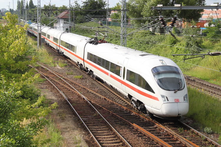 ICE-T 411 056-5(Waren Mritz)als ICE 1611 von Warnemnde nach Mnchen Hbf bei der Durchfahrt im Bahnhof Bramow.(25.06.2011)