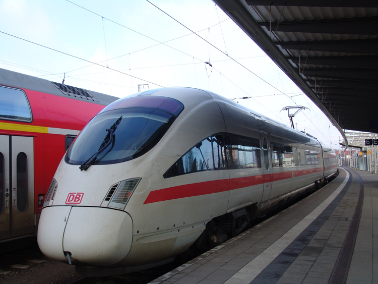 ICE-T 411 578-8(Ostessebad Warnemnde)als ICE1611 von Warnemnde Richtung Mnchen Hbf kurz nach der Ankunft im Rostocker Hbf.Dieser Zug fuhr als Leerzug nach Warnemnde.(19.03.2011)