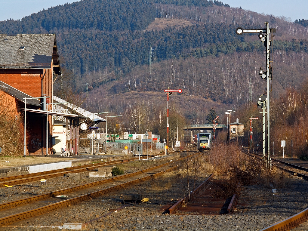 Ich befinde mich am 05.02.2012 beim Stellwerk Herdorf Fahrdienstleiter (Hf) und blicke Richtung Osten: Links der Bahnhof Herdorf von den soeben ein GTW 2/6 der Hellertalbahn in Richtung Dillenburg losgefahren ist, dahinter der ehem. Gterbahnhof. Hinten rechts das Stellwerk Hwerdorf Ost (Ho).