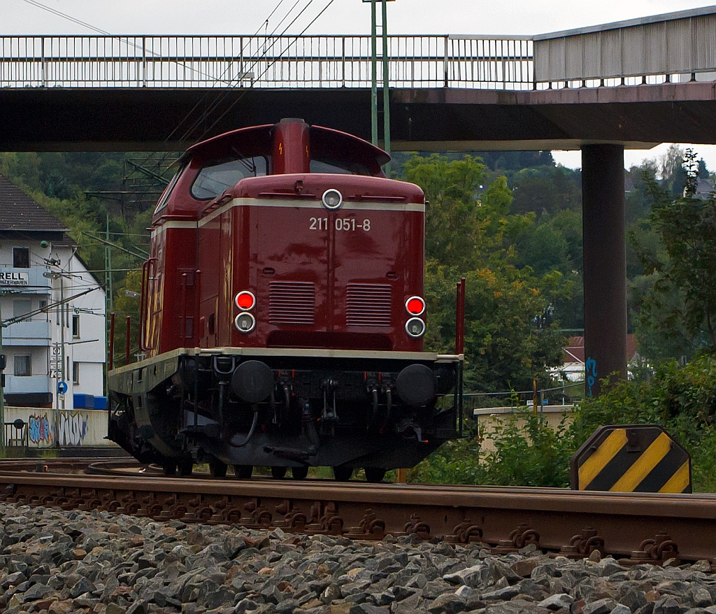 Ich war dabei die Fotostelle zu wechseln, da hrte ich noch was kommen, zurck an die Strecke da reichte es noch zu dem Nachschuss - Die 211 051 -8 der EfW-Verkehrsgesellschaft mbH (Frechen), ex DB V 100 1051, kommt aus Richtung Siegen, hier am 15.09.2012 kurz vor dem Bahnhof Betzdorf/Sieg. Die V 100. 10 wurde 1962 bei MaK in Kiel unter der Fabriknummer 1000069 gebaut und als V 100 1051 an die DB geliefert, 1968 erfolgte die Umbezeichnung in 211 051 -8 bis sie dann 2001 bei der DB ausgemustert wurde. ber ALS - ALSTOM Lokomotiven Service GmbH, Stendal wurde sie 2002 /2003 an die EfW verkauft. Die Lok hat die NVR-Nummer 92 80 1211 051-8 D-EFW.