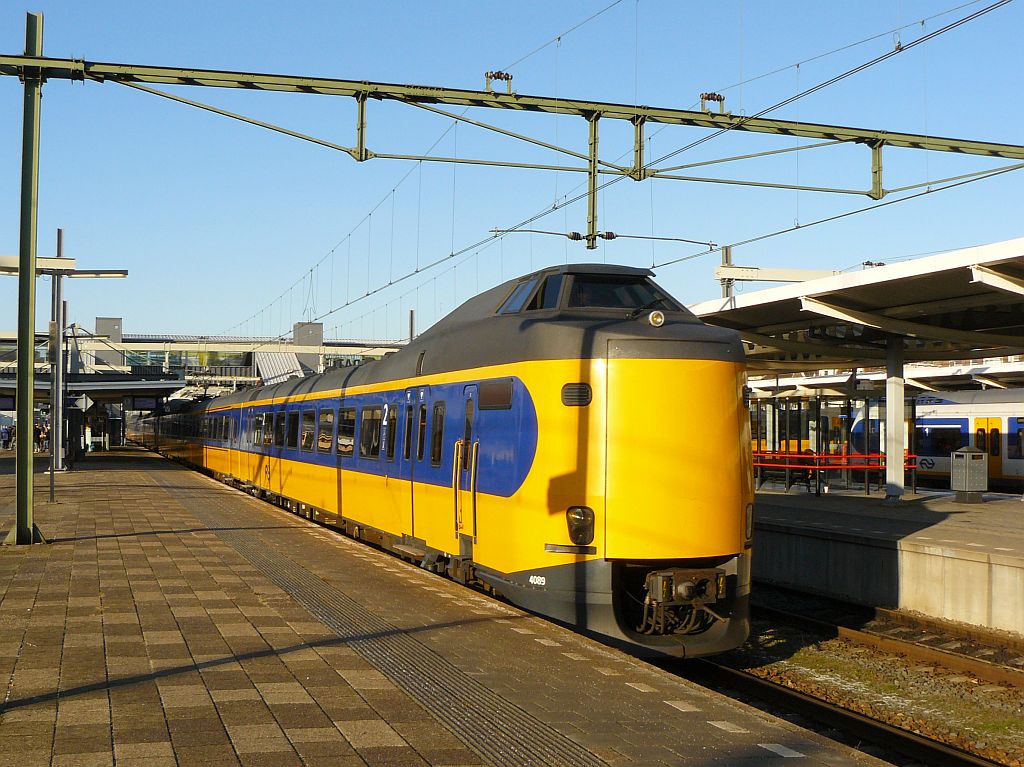 ICM-III 4089 Gleis 6 Zwolle 11-12-2012.

ICM-III 4089 spoor 6 Zwolle 11-12-2012.