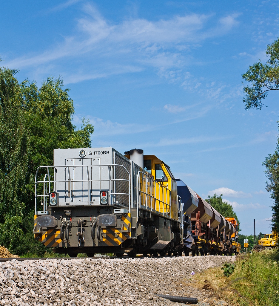 Im Bauzugdienst....

Die 277 031-1 (MaK G 1700 BB-2) der Schweerbau (bzw. eingestellt bei LDS) mit 6 Schotterwagen und mit dem Kanalsplwagen auf dem Niederbordwagen, hier am 17.07.2013 in Wrgendorf, beim B km 105,2 der KBS 462 (Hellertalbahn).

Die MaK G 1700-2 BB wurde 2011 unter der Fabriknummer 5001870  bei Vossloh in Kiel gebaut, sie hat die komplette NVR-Nr. 92 80 1277 031-1 D-LDS (eingestellt bei LDS).