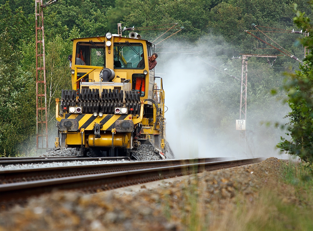 Im Einsatz an der KBS 445:  Die Deutsche Plasser Schotterplaniermaschinen SSP 110 SW (Schweres Nebenfahrzeug 97 16 40 512 18-4) der Fa. Schweerbau am 29.07.2011 in Wilnsdorf-Anzhausen, auf den letzten Metern.