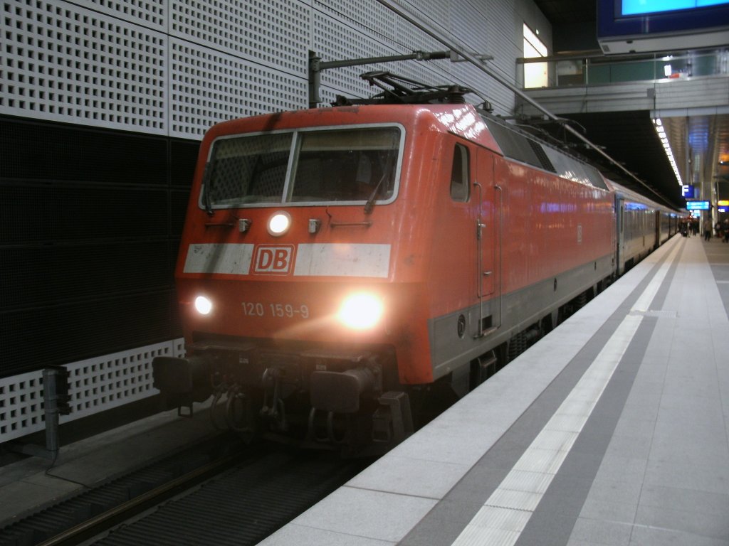 Im  Keller  vom Berliner Hbf kam 120 159-9 mit dem EC 174,Budapest Keleti pu.-Hamburg Altona,am 26.M�rz 2012,an.
