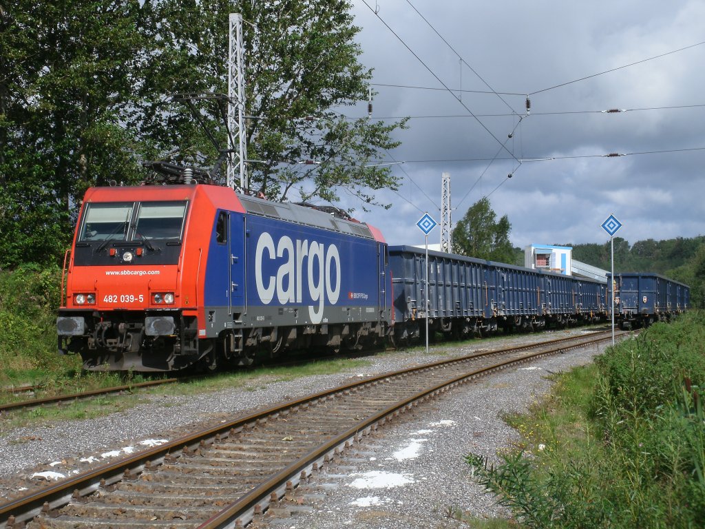 Im �bergabebahnhof Klementelvitz stand,am 20.August 2011,die Schweizer Re 482 039 die am Nachmittag mit dem ersten Teil von Kreidewagen nach Bergen/R�gen fuhr.  