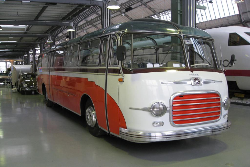 Im Verkehrs Museum in M�nchen an der Theresienwiese stand am 10.5.1998
dieser Setra S 7 Reisebus.