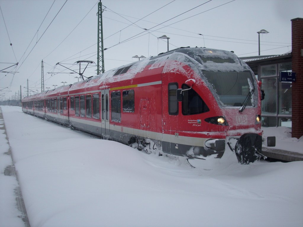 Im verschneiten Bahnhof Bergen/Rgen ging es am 30.Januar 2010 fr 429 030 nicht mehr weiter.