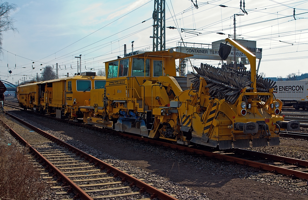 In Kreuztal am 27.03.2013 abgestellt, 
vorne die:
Plasser & Theurer (sterreich) Schotterverteil- und Planiermaschine SSP 110 SW (Schweres Nebenfahrzeug Nr. 97 16 46 521 18 - 9) der DGU (Deutsche Gleisbau Union).
Der Schotterpflug wurde 2009 unter der Masch.-Nr. 851  bei der Plasser & Theurer gebaut.

und dahinter:

Plasser & Theurer Universalstopfmaschine 08 - 475 Unimat 4S (Schweres Nebenfahrzeug Nr. 97 43 42 541 18 - 8) der DGU (Deutsche Gleisbau Union).
Die  Stopfmaschine wurde 2008 unter der Masch.-Nr. 1313 bei Plasser & Theurer (sterreich) gebaut.

Aufgrund wie und wo die Maschinen abgestellt waren musste ich sie hier von der Schattenseite aufnehmen.
