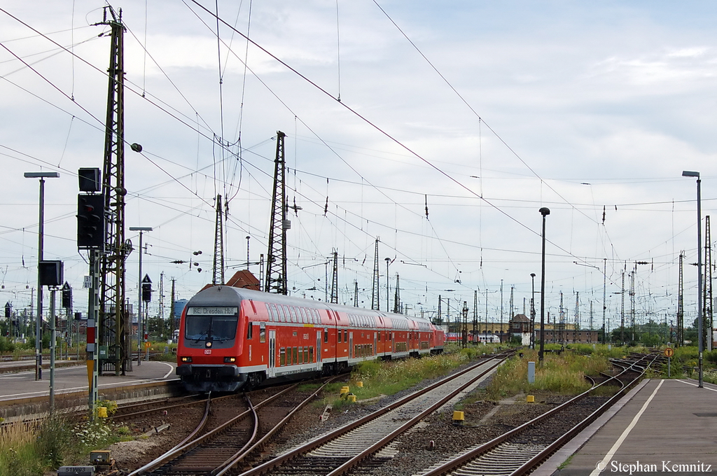 In Leipzig fhrt gerade der RE50 (RE 29710) aus Dresden ein. Geschoben hatte die 145 039-4. 19.07.2011