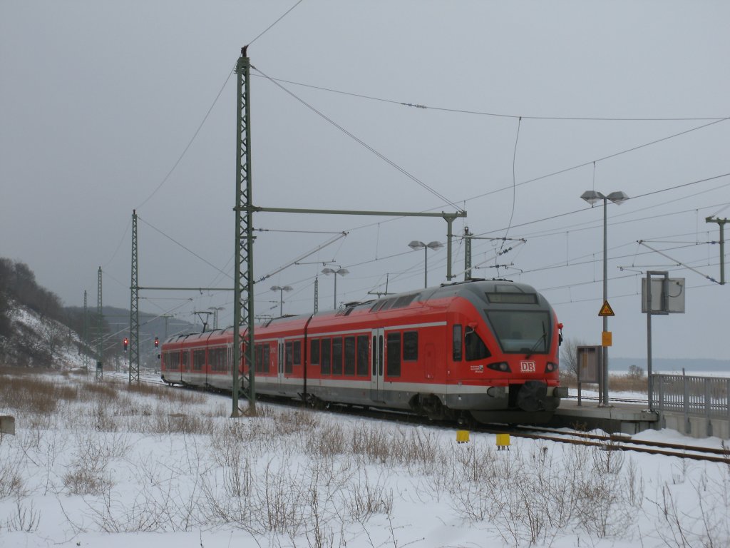 In Lietzow wartete 429 030-0,am 14.Februar 2012,auf Anschlu�reisende nach Binz.