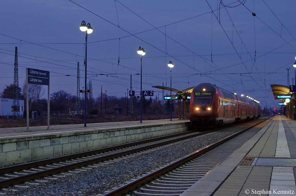 In Lbbenau(Spreewald) steht der RE2 (RE 37411) von Rathenow nach Cottbus zur Abfahrt bereit. 26.11.2011