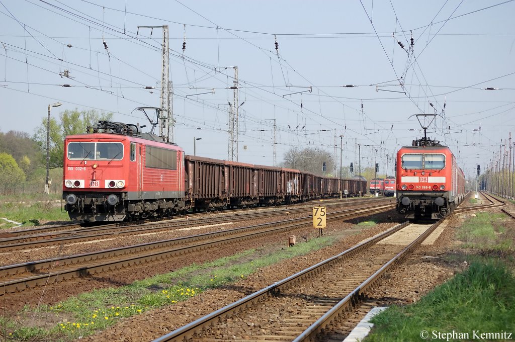 In Priort verl�sst gerade die 155 032-6, mit einen Tamns Ganzzug den sie von der 233 117-0 �bernommen hat, die Haltestelle. Ebenfalls hat gerade die 143 868-8 mit der RB21 (RB 18662) nach Wustermark den Bahnhof Priort verlassen. 19.04.2011